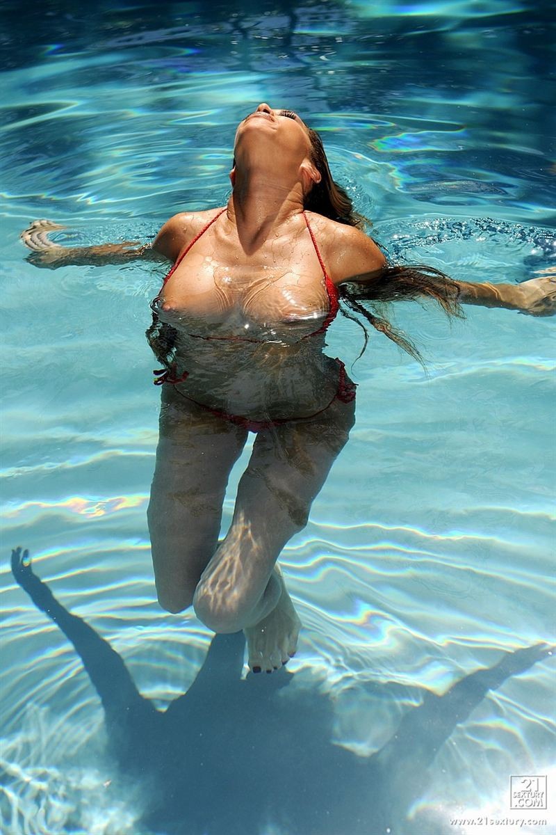 Kayla carrera reißt ihren winzigen roten Bikini im Pool aus
 #74736383