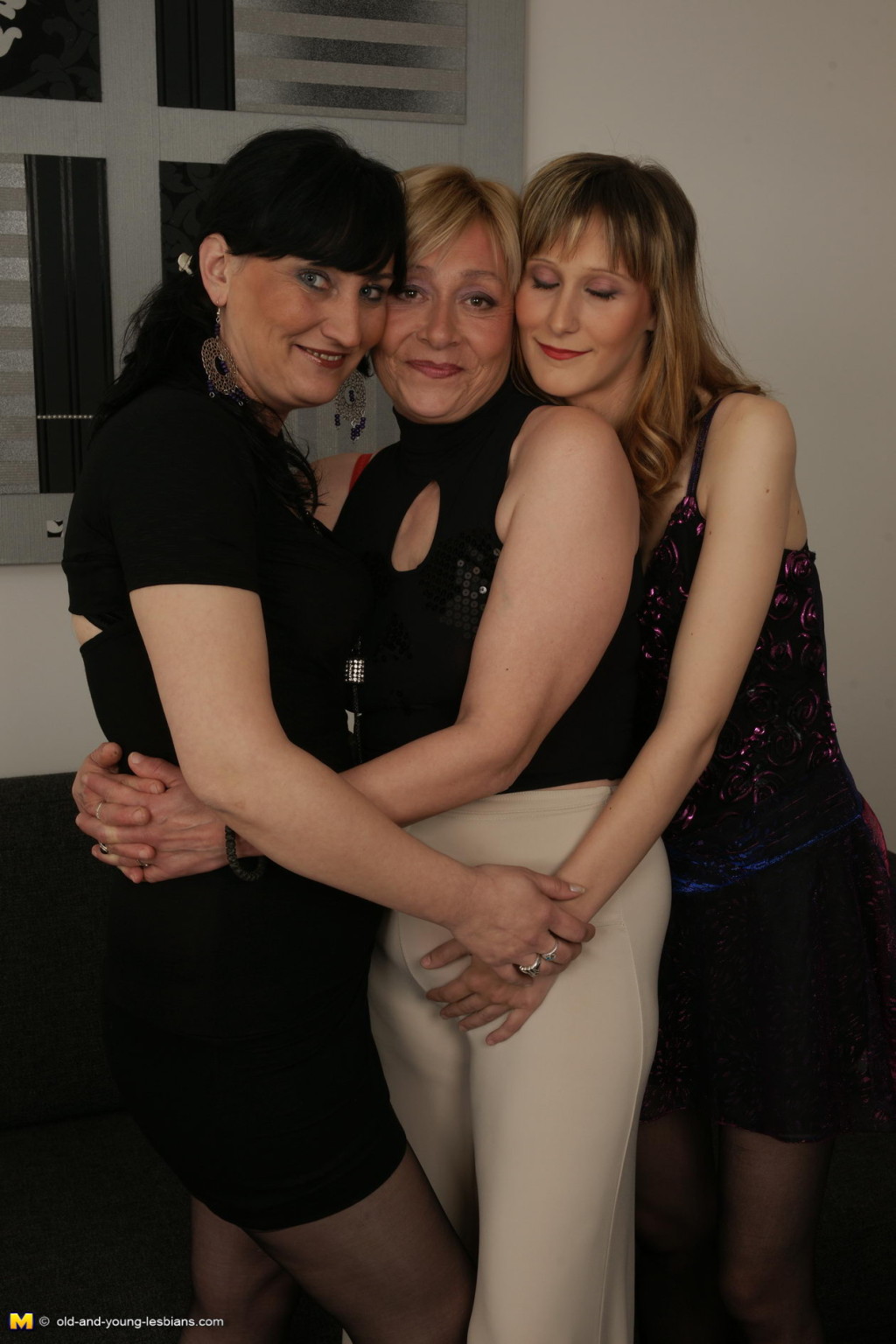 Trois jeunes et vieilles lesbiennes prêtes à faire la fête.
 #68641771
