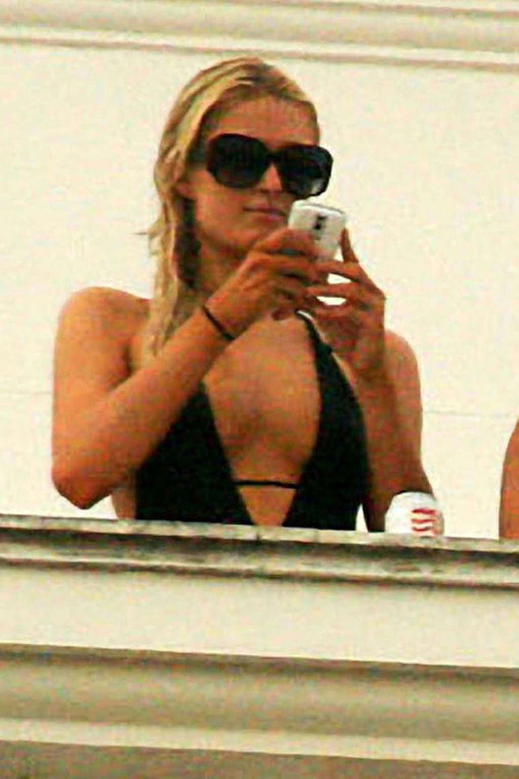 Paris Hilton zeigt ihren sexy und heißen Arsch und schöne Beine im Rock
 #75359431