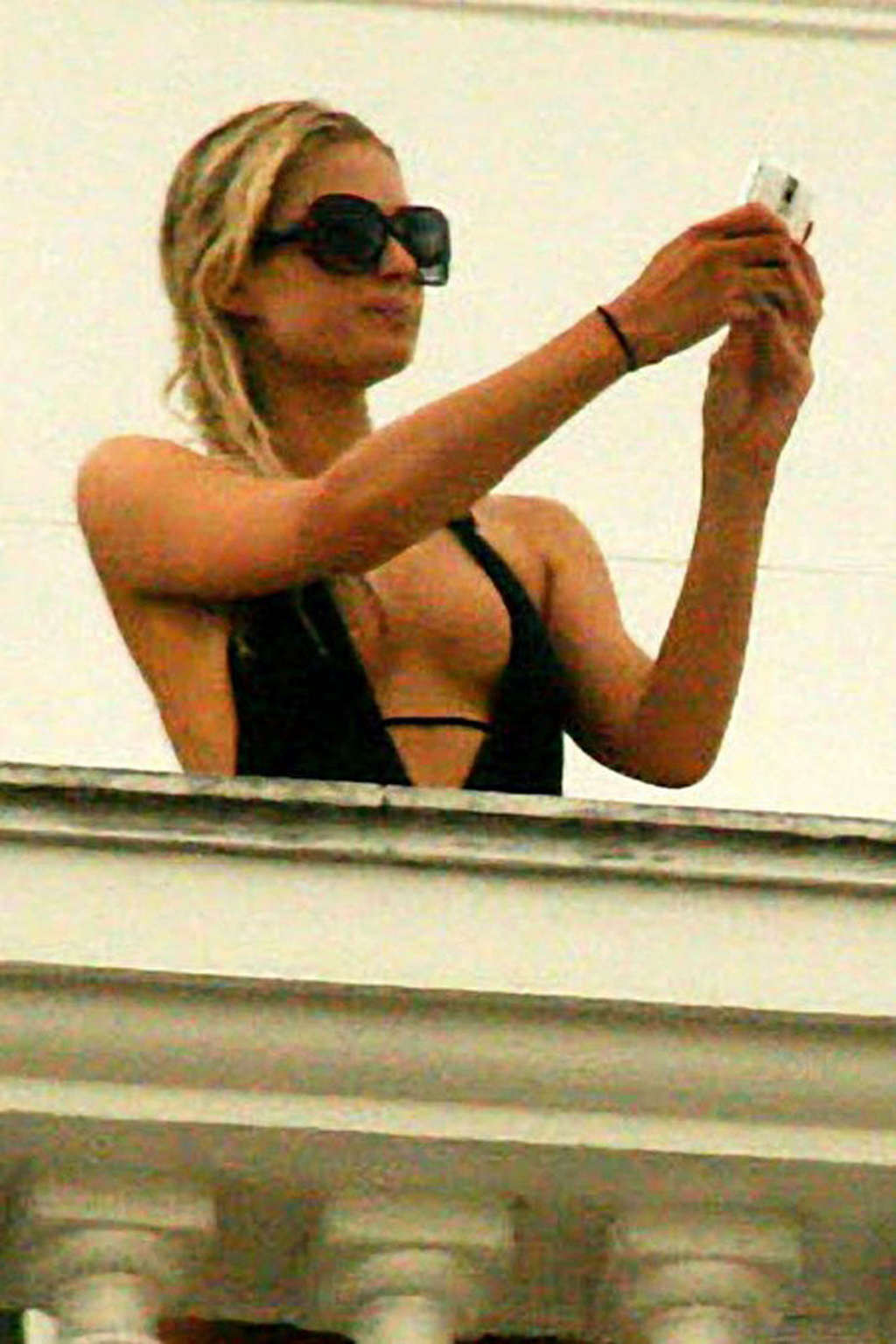 Paris Hilton zeigt ihren sexy und heißen Arsch und schöne Beine im Rock
 #75359456