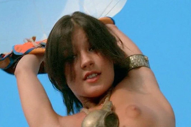 Berühmtheit Catherine Zeta Jones zeigt ihre schönen Brüste
 #75401117