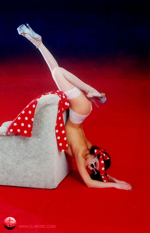 Leggy contortionist in Strümpfen und Fersen
 #78029133