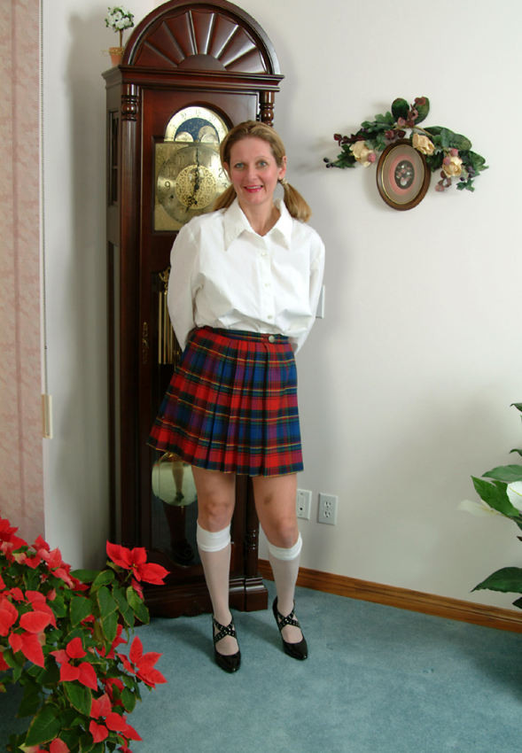 スコッチスカートをはいたピッグテールの熟女
 #76603602