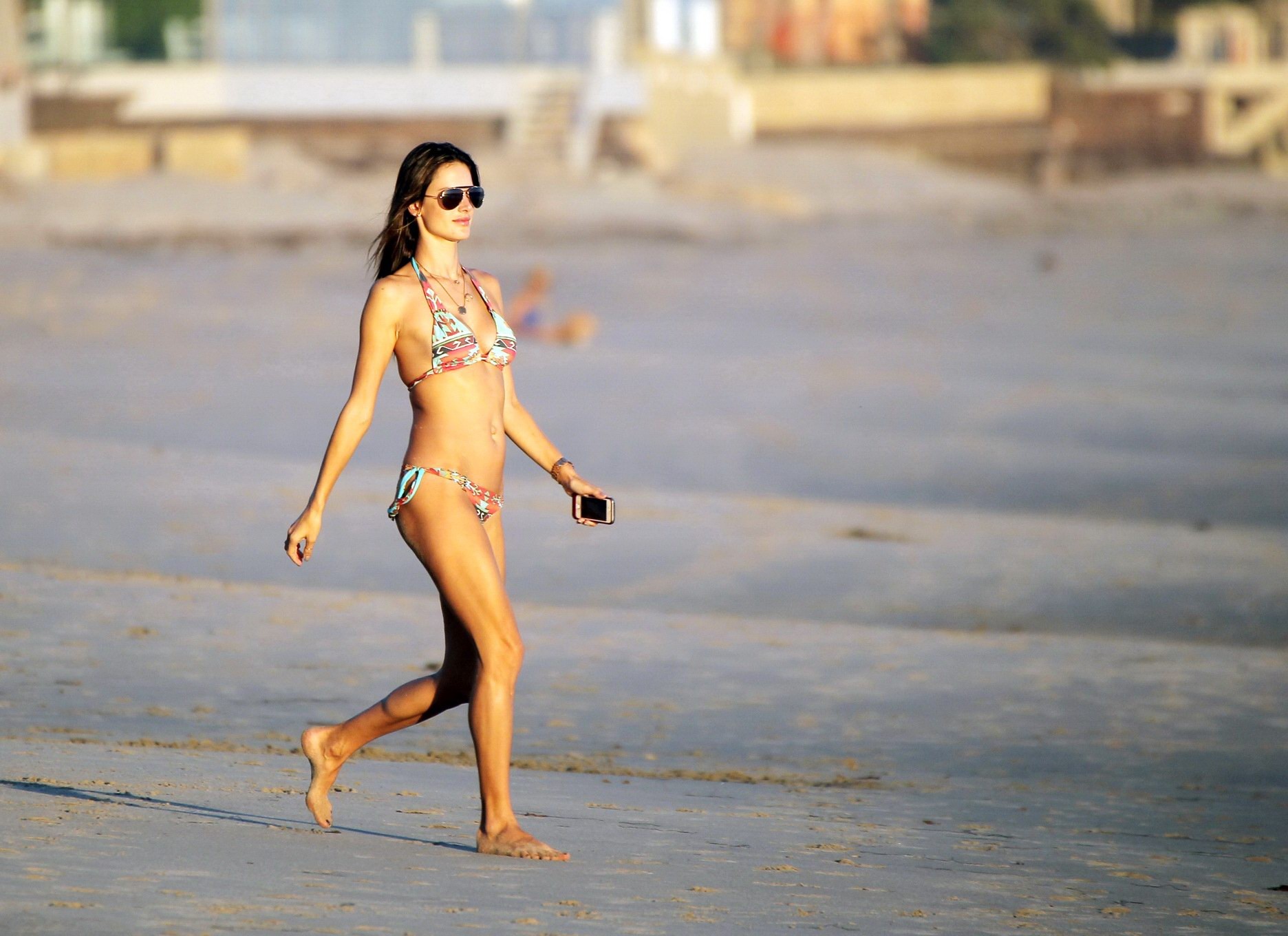 Alessandra ambrosio mostrando su cuerpo en bikini en una playa de malibú
 #75181282
