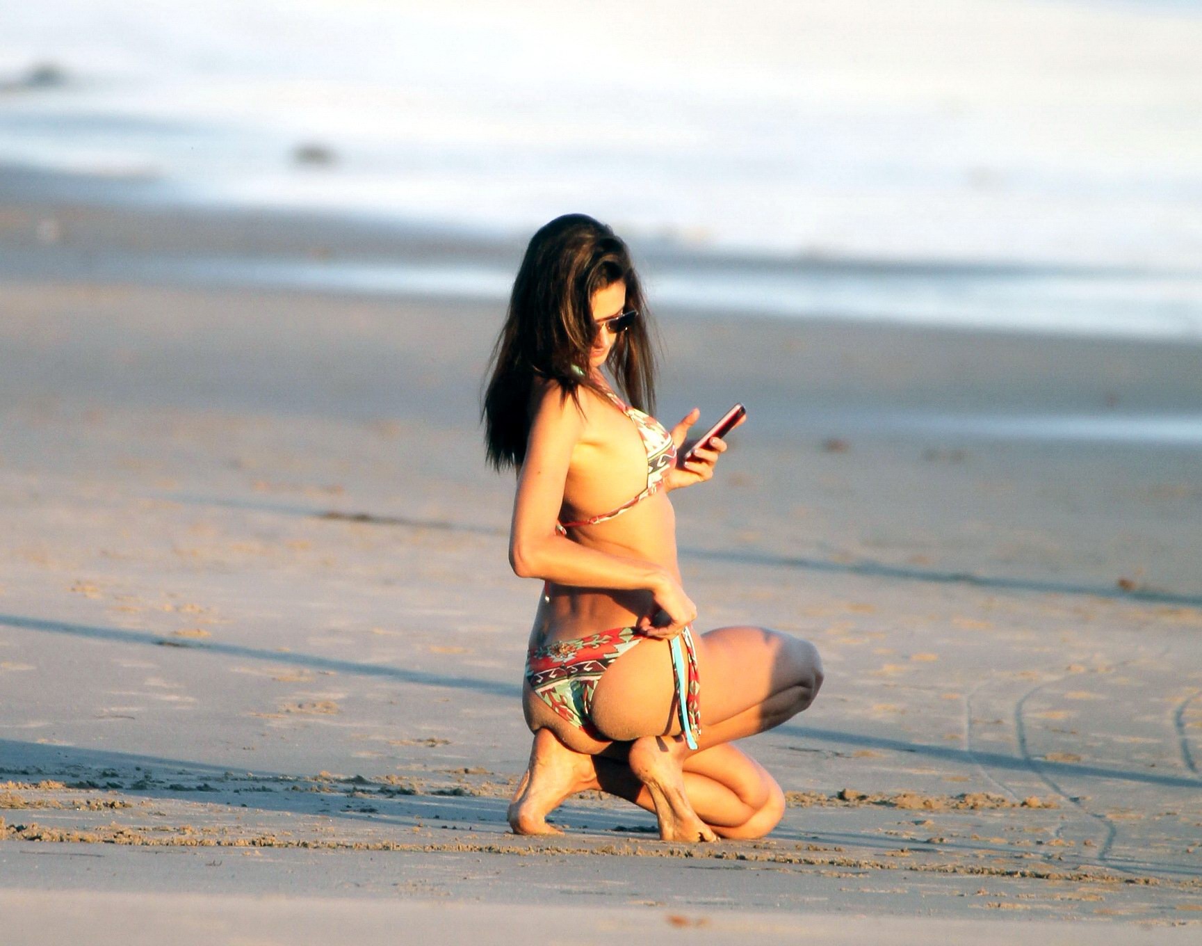 Alessandra ambrosio mostrando su cuerpo en bikini en una playa de malibú
 #75181349