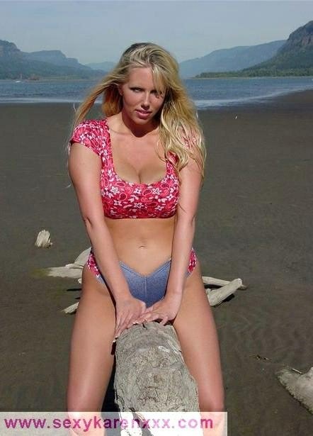 カレン・フィッシャーがビーチで裸になる
 #72315845