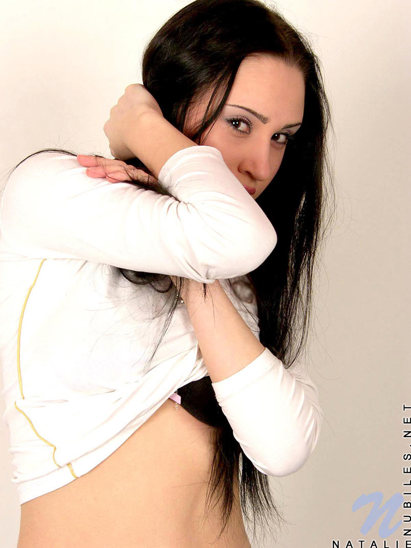 El ángel negro natalie se inclina y señala el camino al cielo adolescente.
 #78771083