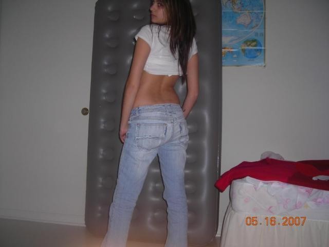 Frauen in engen Jeans posieren sexy festen Hintern in heißen Aufnahmen
 #73180436