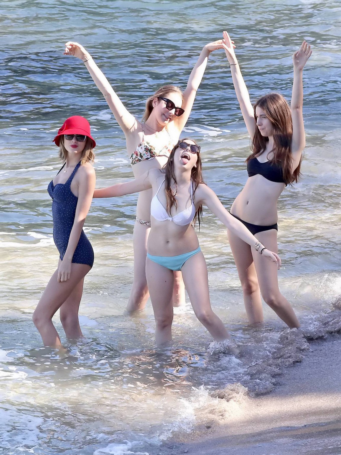 Taylor swift est sexy dans un maillot de bain rétro à pois à la plage de maui
 #75174899