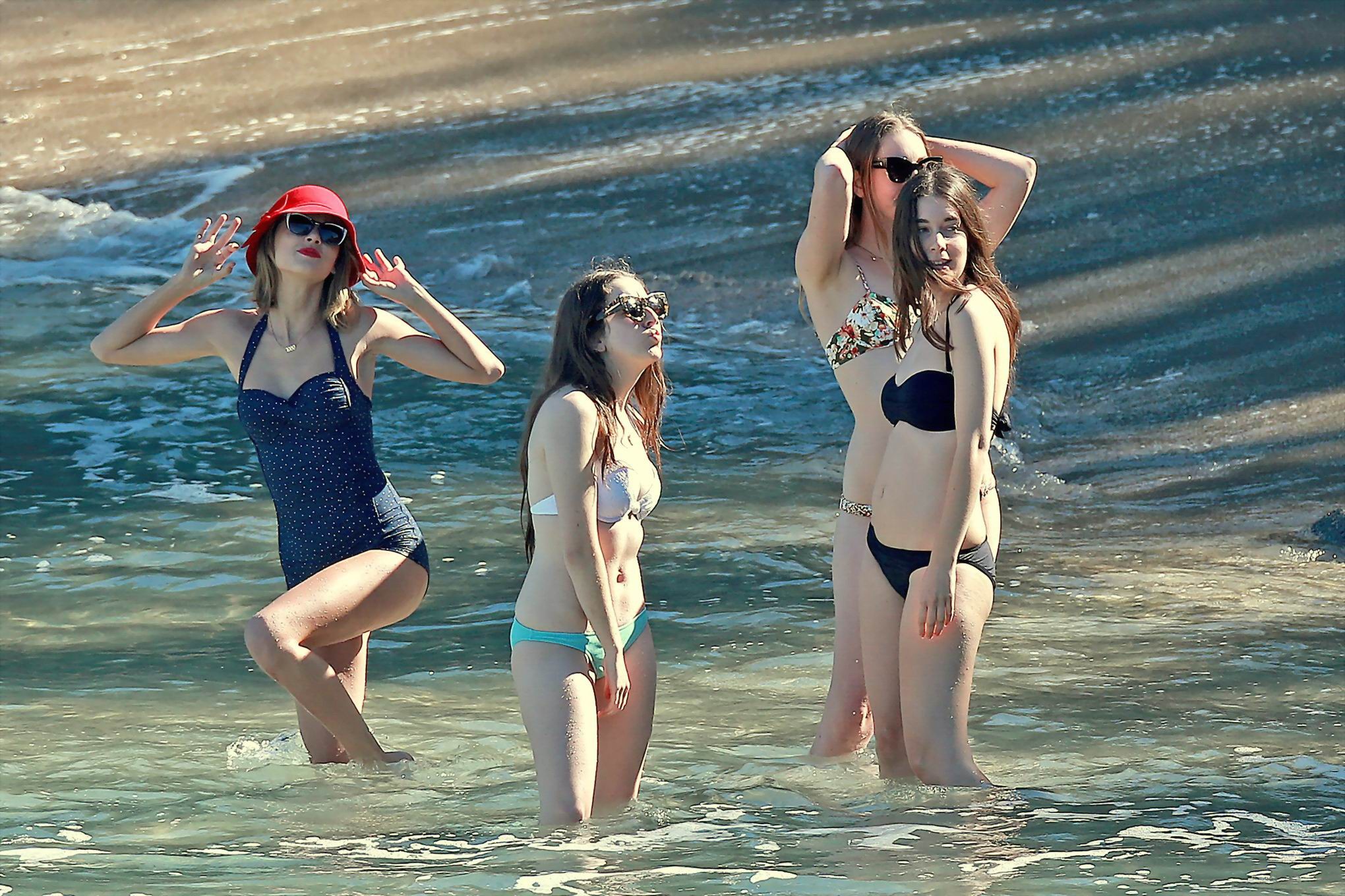 Taylor Swift sembra caldo in costume da bagno a pois retrò in spiaggia a Maui
 #75174910