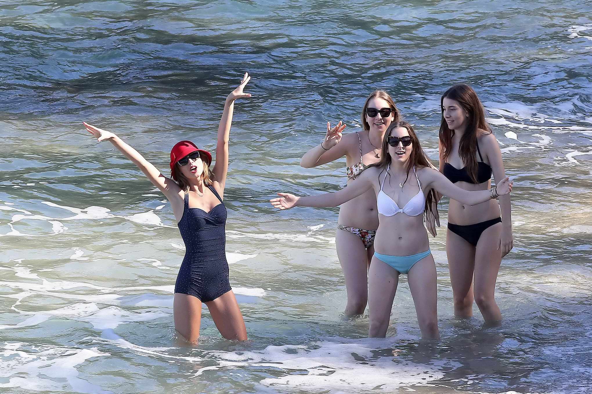 Taylor swift luce un traje de baño de lunares retro en la playa de maui
 #75174915