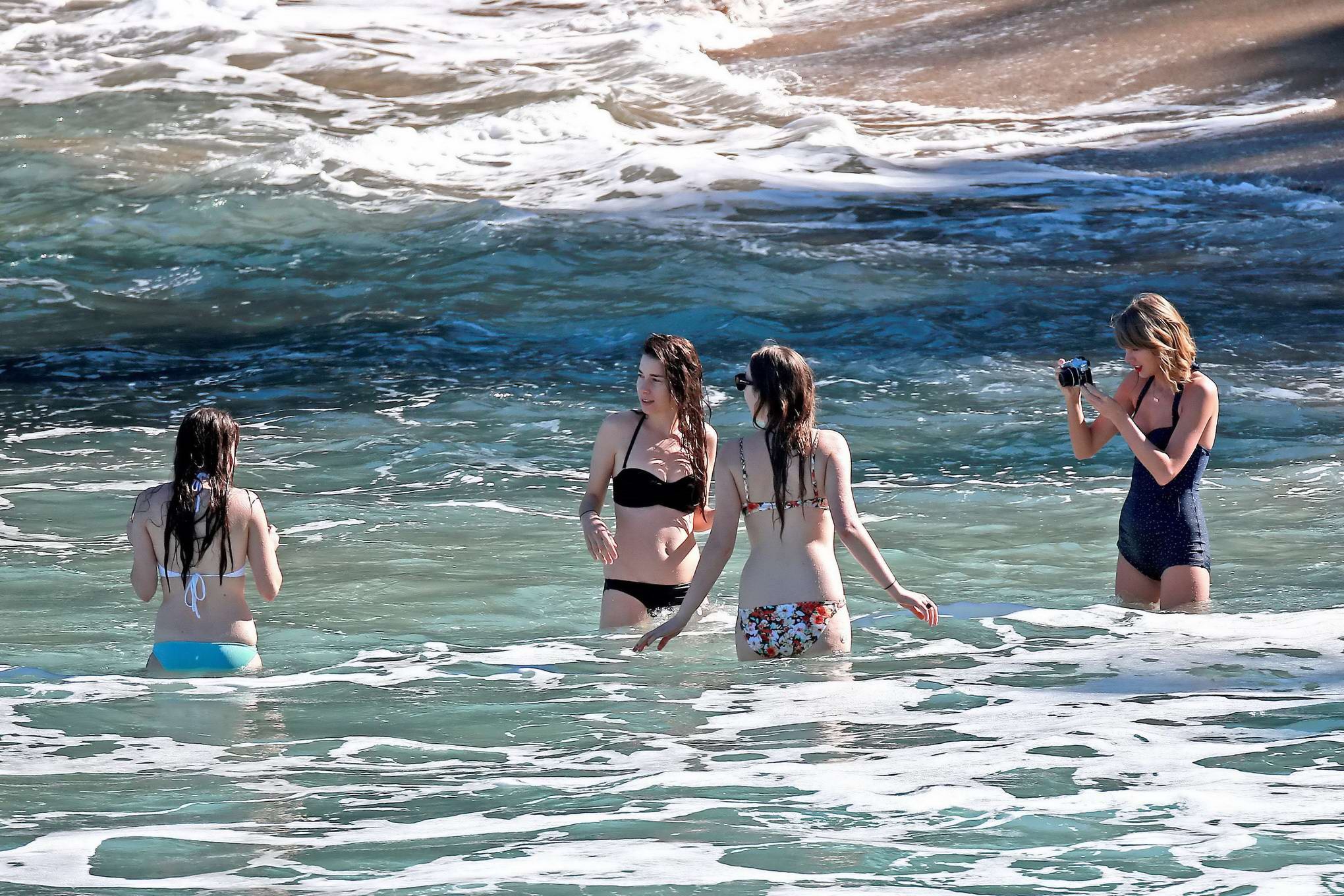 Taylor Swift sembra caldo in costume da bagno a pois retrò in spiaggia a Maui
 #75174971