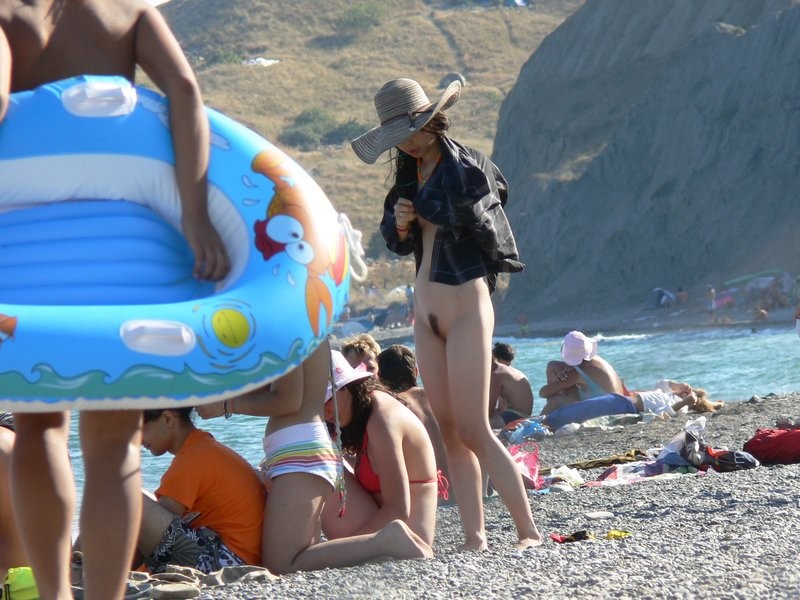 Deux jeunes nudistes s'amusent sur la plage.
 #72246515