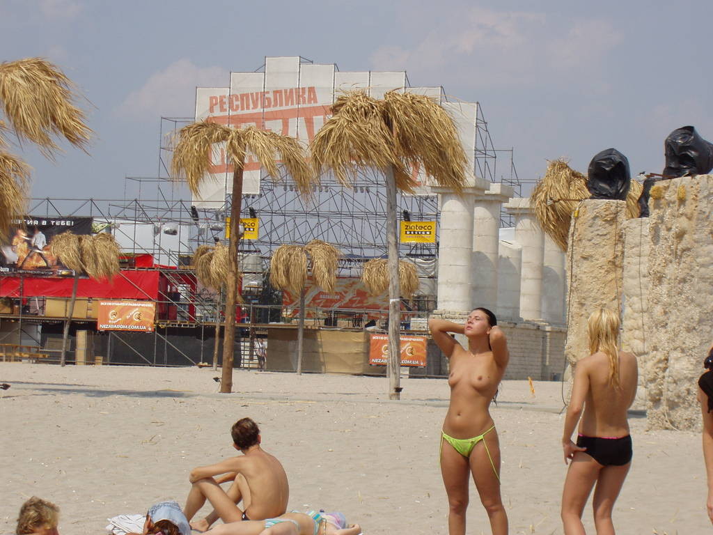 Deux jeunes nudistes s'amusent sur la plage.
 #72246523