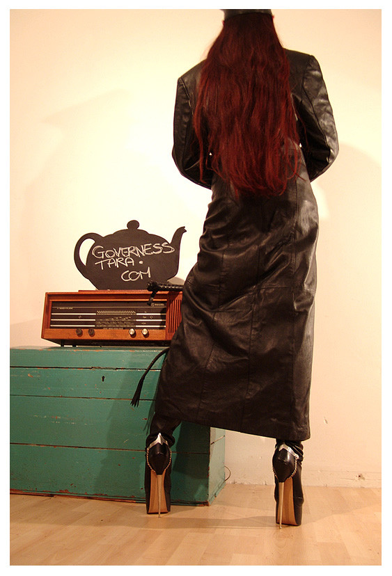 Eine strenge Gestapo-Herrin in Leder und Ultra High Heels
 #72186079