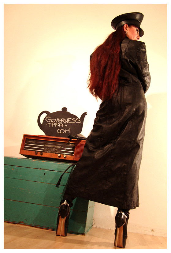 Eine strenge Gestapo-Herrin in Leder und Ultra High Heels
 #72186083
