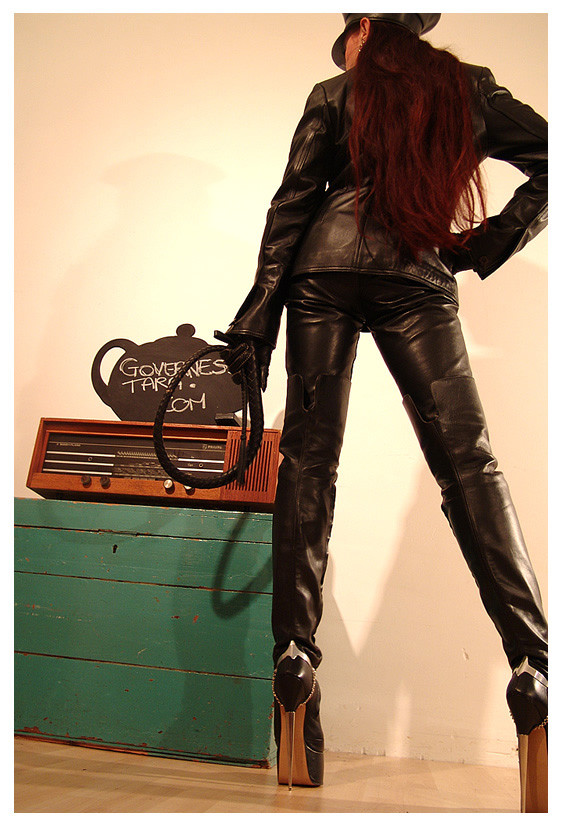Eine strenge Gestapo-Herrin in Leder und Ultra High Heels
 #72186104