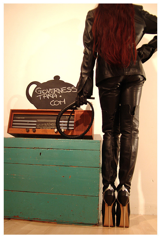 Eine strenge Gestapo-Herrin in Leder und Ultra High Heels
 #72186112