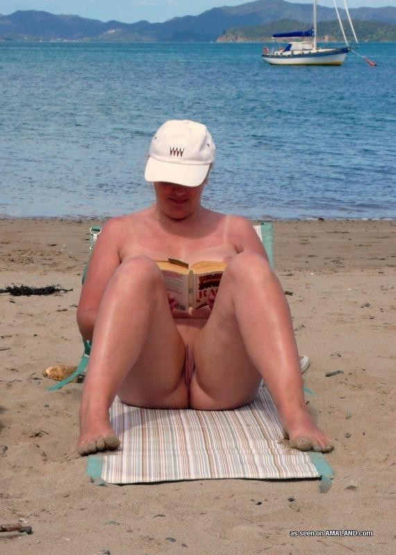 Blonde sauvage posant nue à la plage
 #67661190
