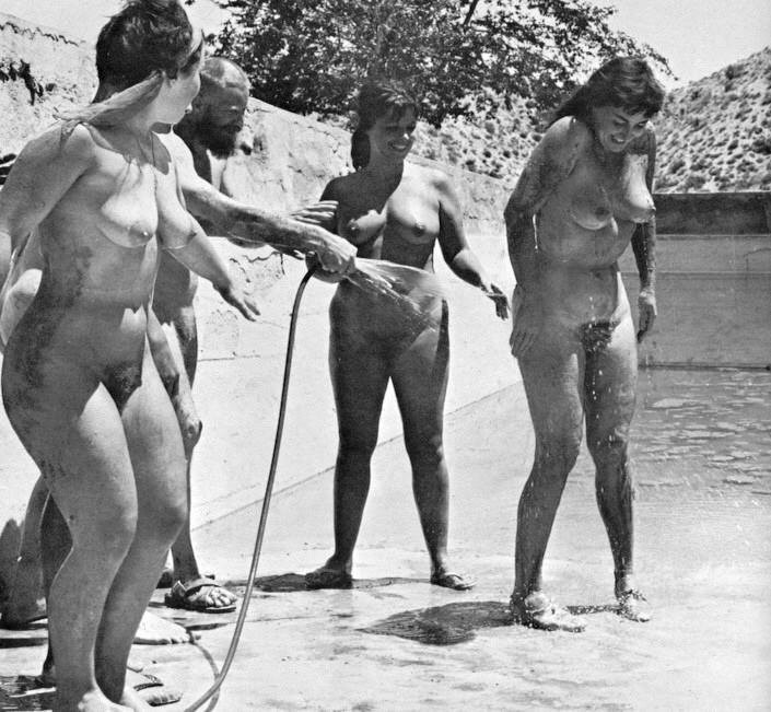 Vintage Strand Nudist blinkt Muschis in der Öffentlichkeit
 #71100565