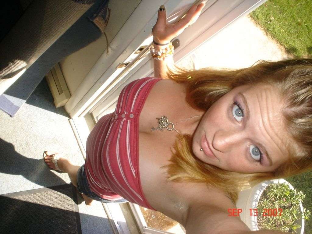 Holandesa mostrando sus coños afeitados
 #75730136