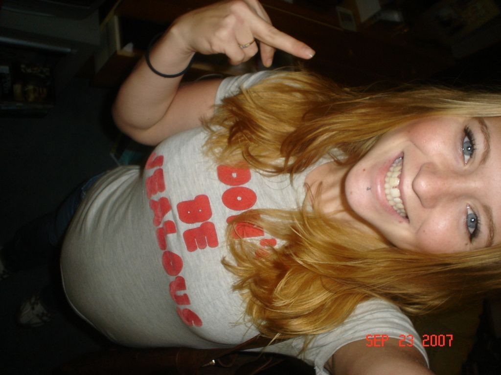 Holandesa mostrando sus coños afeitados
 #75730151