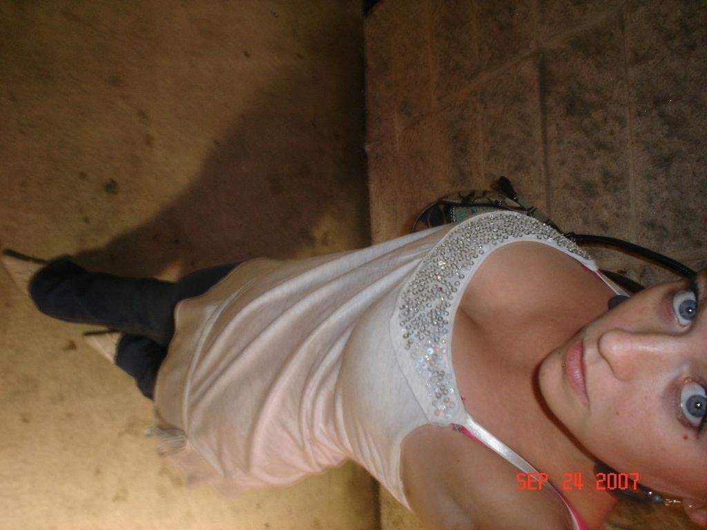 Holandesa mostrando sus coños afeitados
 #75730164