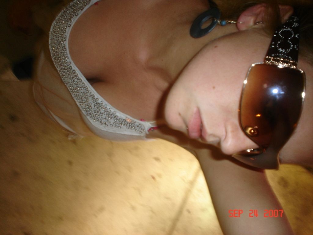 Holandesa mostrando sus coños afeitados
 #75730176