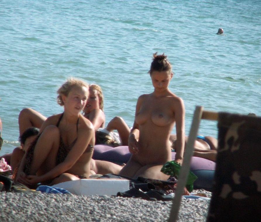 Blonde und brünette nackte Mädchen sonnen sich im Freien
 #72252646