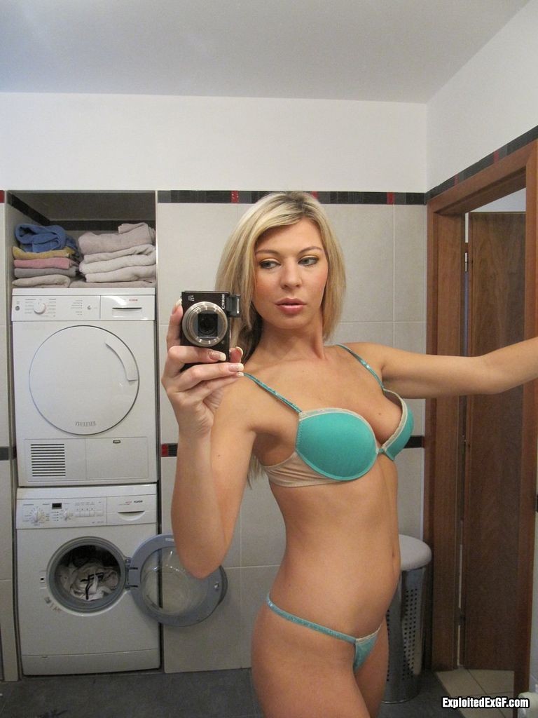 Blonde Amateurin macht Fotos von ihrem heißen Körper
 #67620778