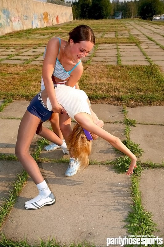 Deux jeunes filles sportives font de l'exercice en collants en plein air.
 #71618387