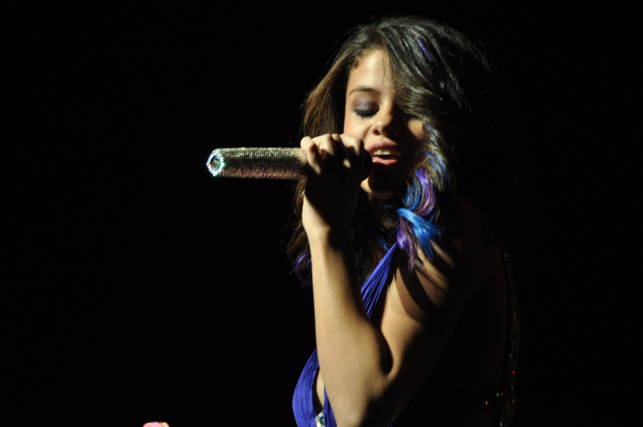 Selena Gomez in abito blu sexy esibendosi al colosseo di Porto Rico
 #75275543