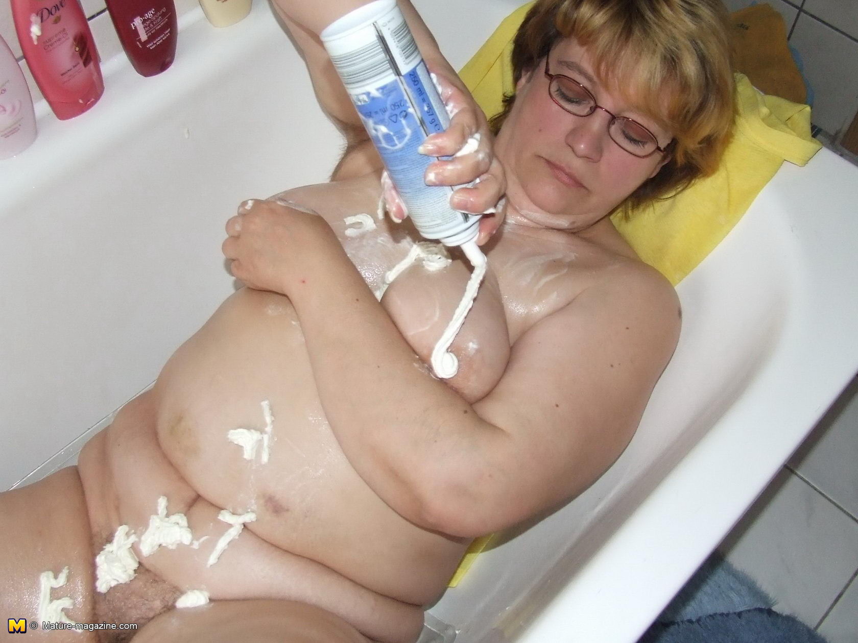 chubby mature slut playing in her bathtub #68640404