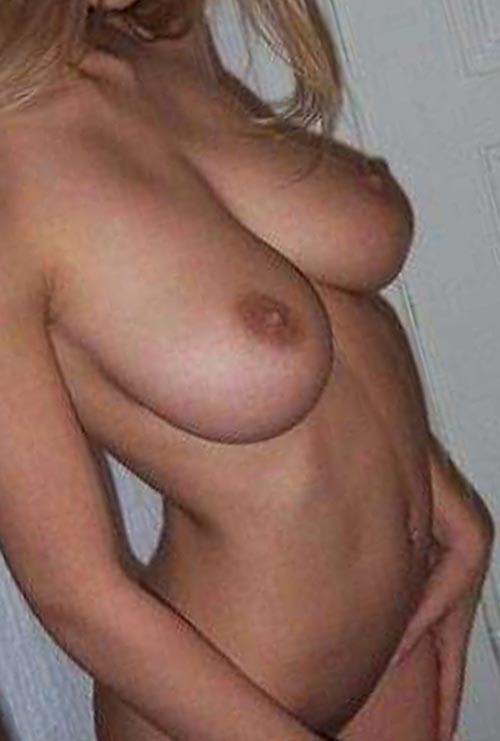 Vollbusige Amateur-Freundinnen zeigen ihre Brüste
 #77104404