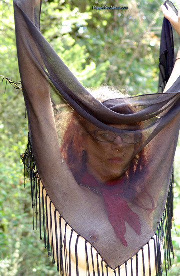 Chica hippie al aire libre en la naturaleza
 #77326646