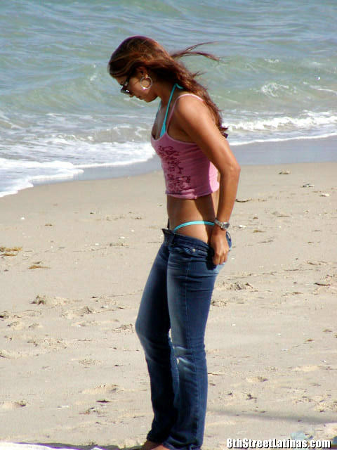 Une latina rousse amateur se fait baiser après une journée à la plage.
 #74440321