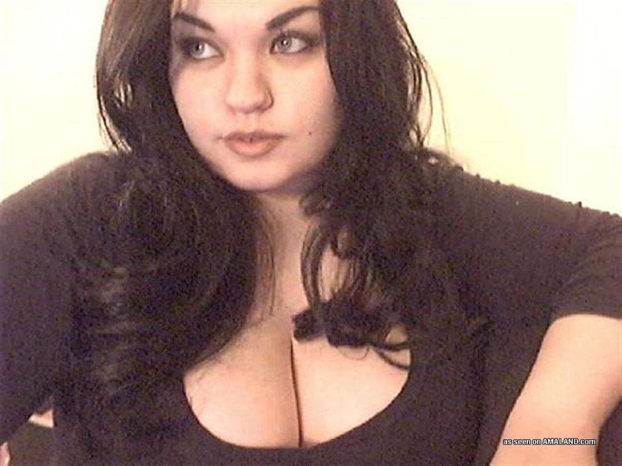 Dunkelhaarige Hottie neckt mit ihren prallen Titten
 #68233085