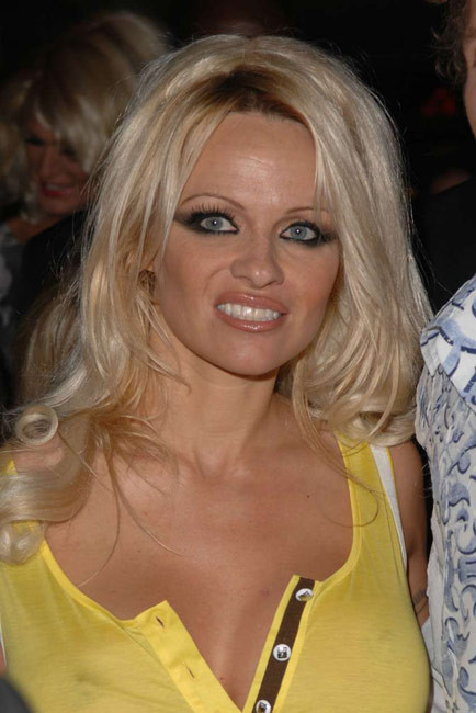 Pamela Anderson in bel bikini e figa calda
 #75422453