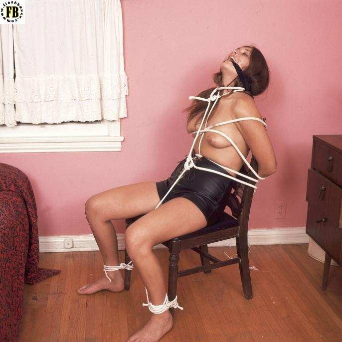 Clásico bondage con cuerda con un toque retro
 #72230380