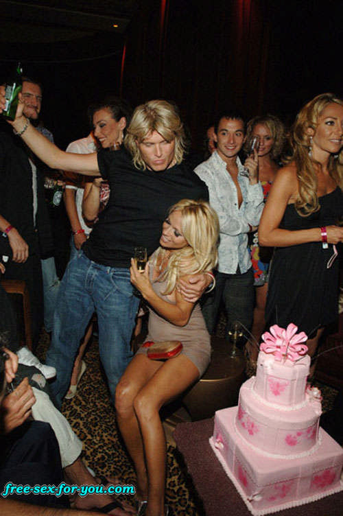 Pamela Anderson che mostra la sua bella figa e le sue grandi tette
 #75432290