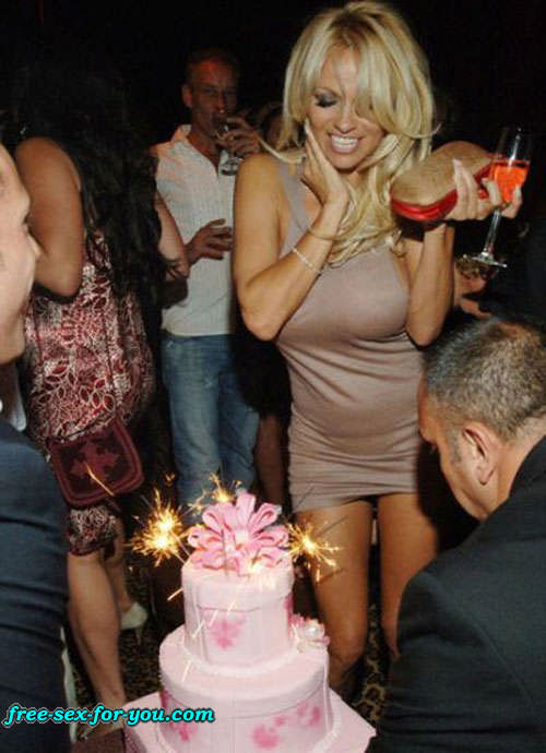 Pamela Anderson che mostra la sua bella figa e le sue grandi tette
 #75432293