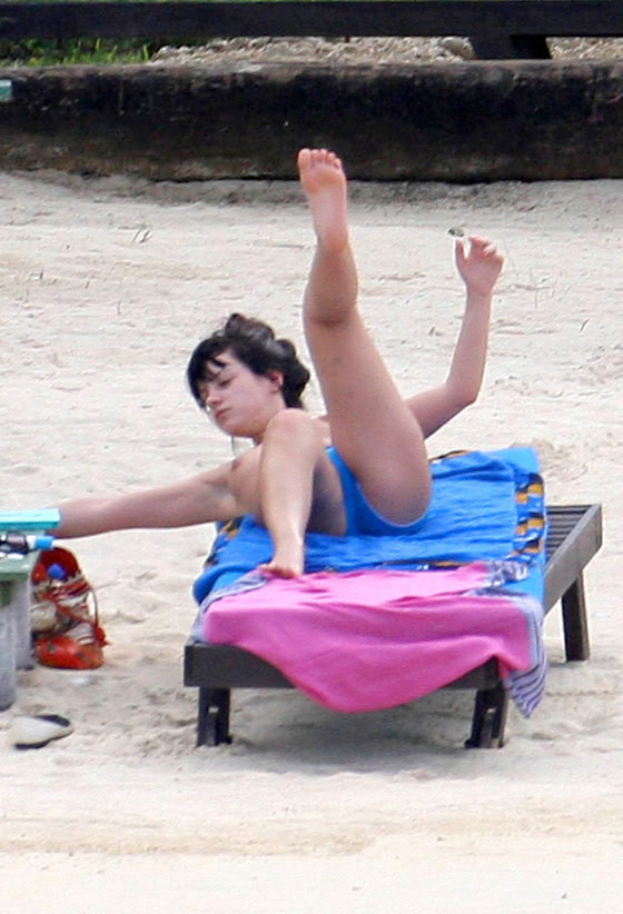 Lily Allen nuda topless vivace sulla spiaggia
 #75390315