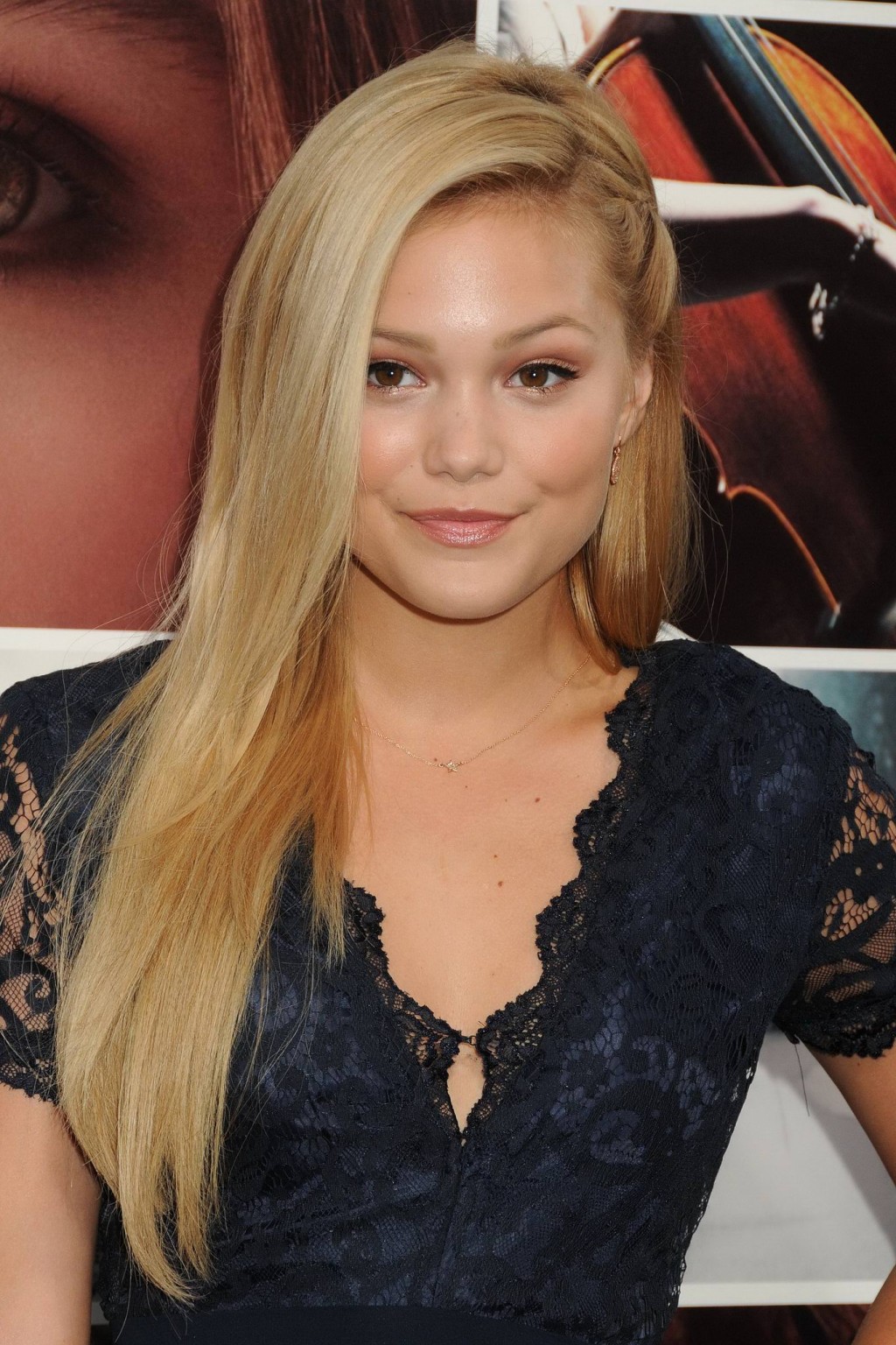 Olivia Holt sporgente e leggy in un mini abito di pizzo blu a se rimango premiere in 
 #75187762