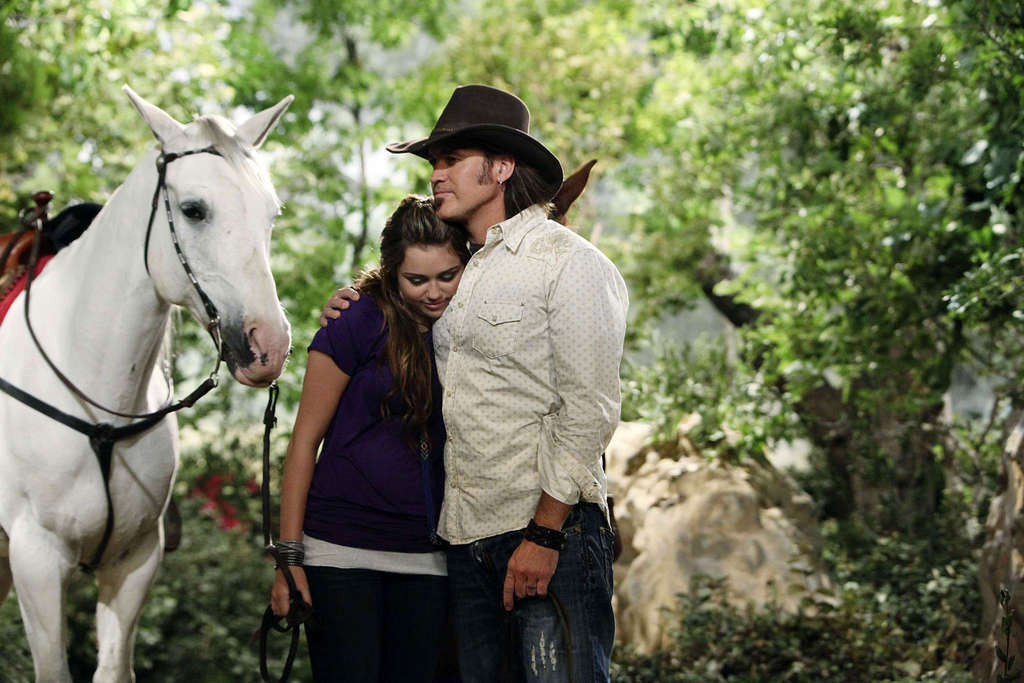 Miley Cyrusは馬と若い歌手の非常にセクシーでホットな写真
 #75357560