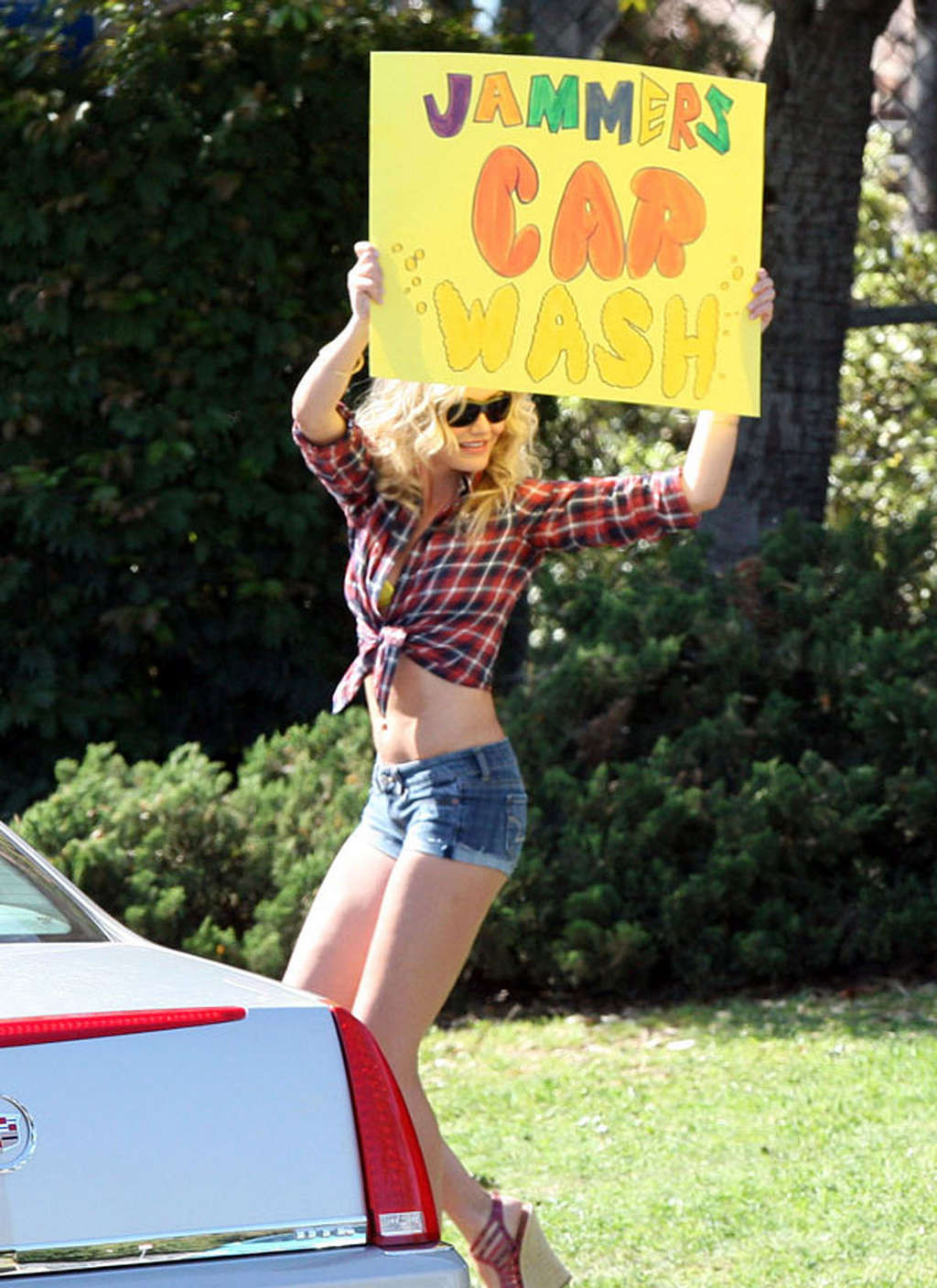 Cameron Diaz showing her sexy legs and hot ass in shorts #75354628