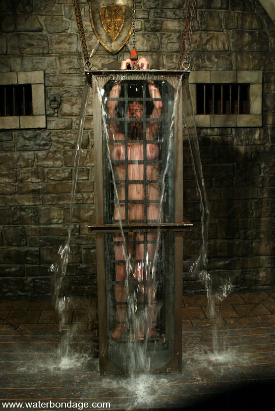 檻の中のフーディニタンクに吊るされたサシャは運命を待っている...
 #72170636