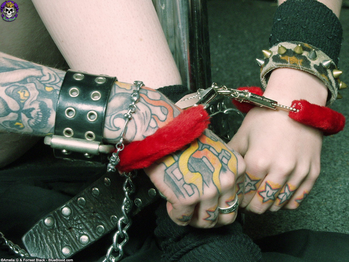 Tattoo Punk wird ausgezogen und angekettet
 #76519019