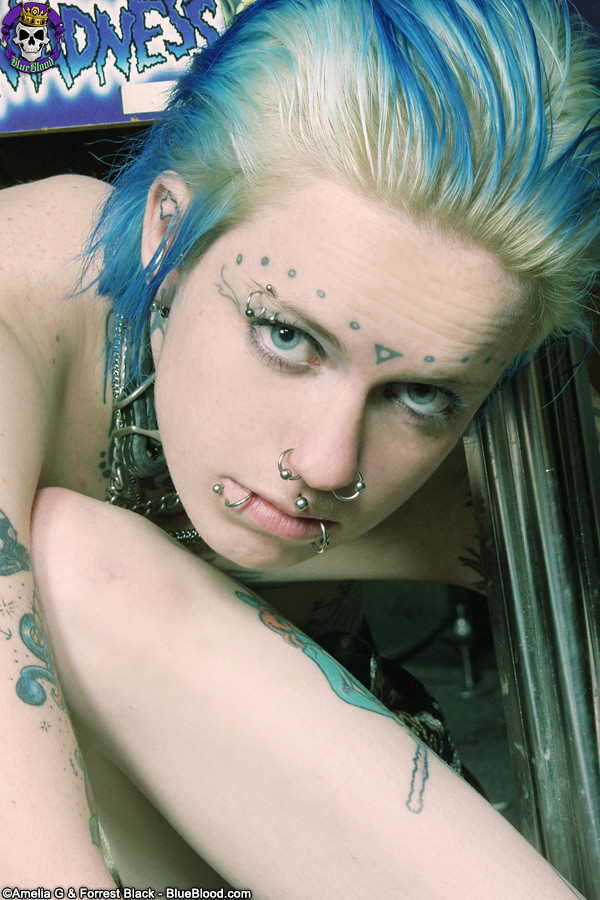 Tattoo punk viene spogliato e incatenato
 #76519041