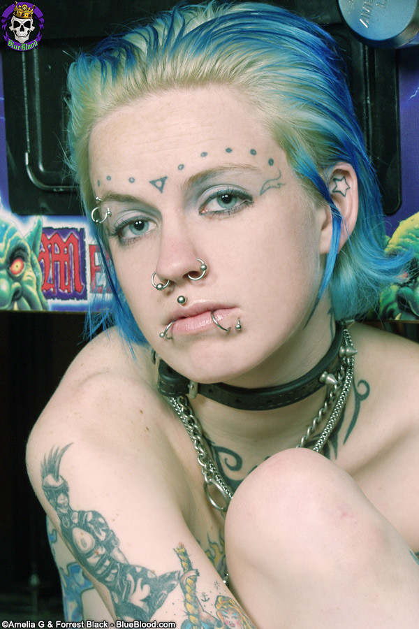 Tattoo punk se déshabille et s'enchaîne
 #76519046