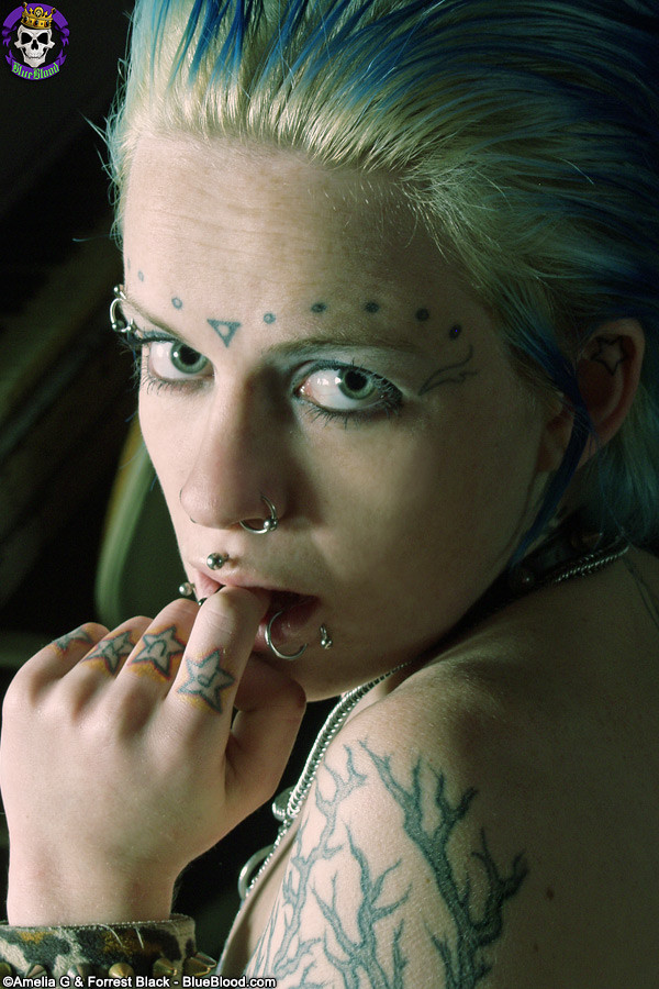 Tattoo punk se déshabille et s'enchaîne
 #76519076